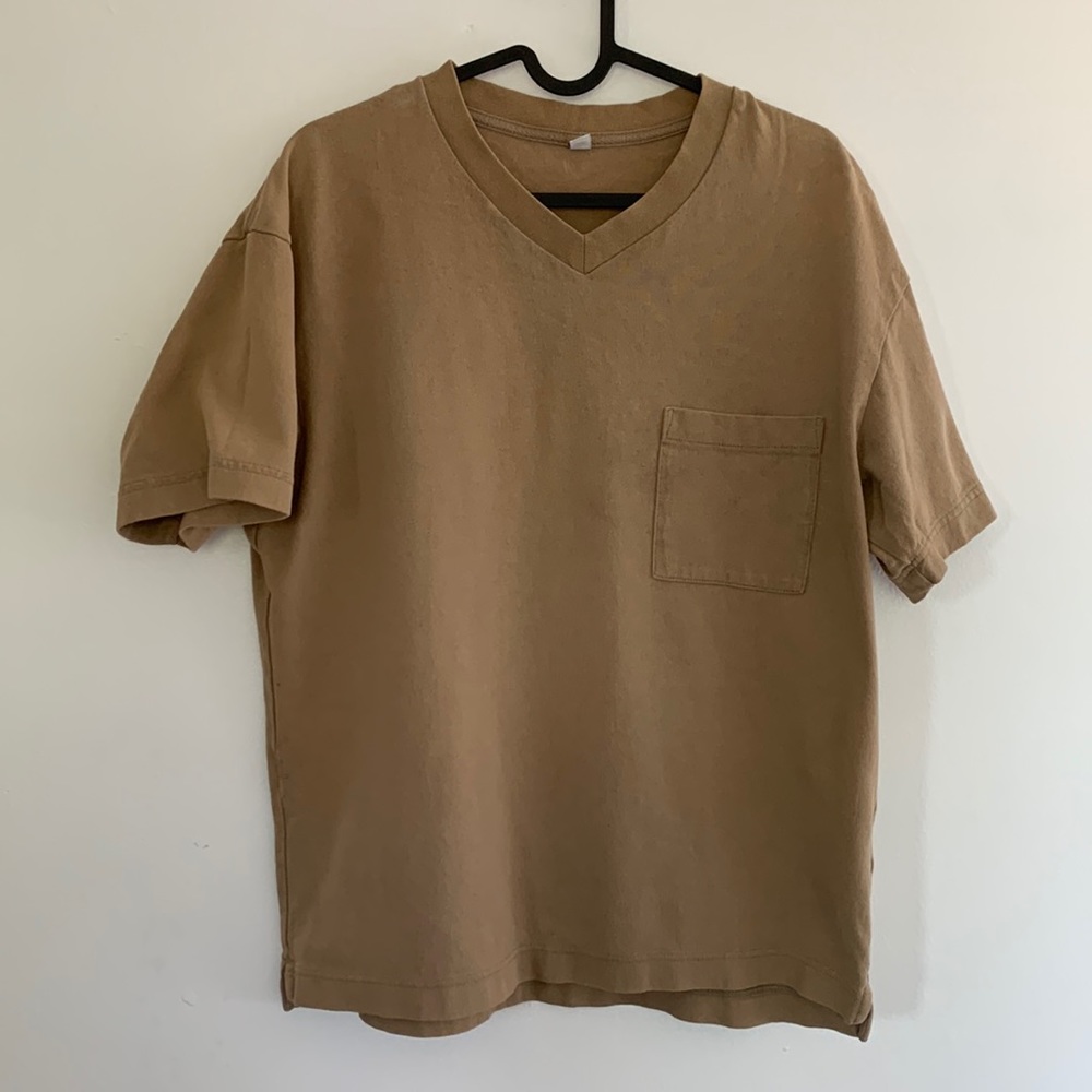 Uniqlo men’s v-neck t-shirt